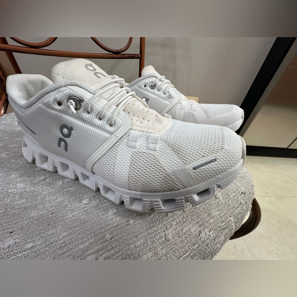 On Running White Sneakers Cloud 6 size 6.5 - Picture 11 of 12